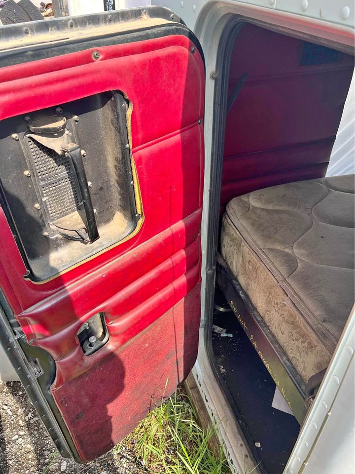 Peterbilt 48” Flat Top Sleeper